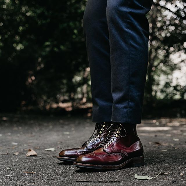 look masculino com bota brogue em couro shell cordovan